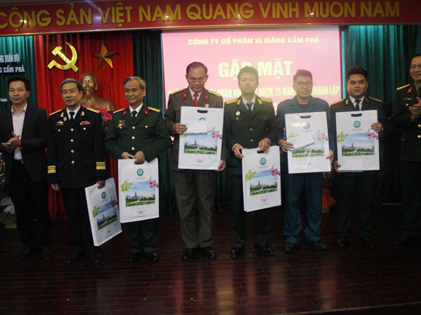 Gặp mặt quân nhân, cựu quân nhân kỷ niệm 75 năm ngày thành lập quân đôi nhân dân Việt Nam