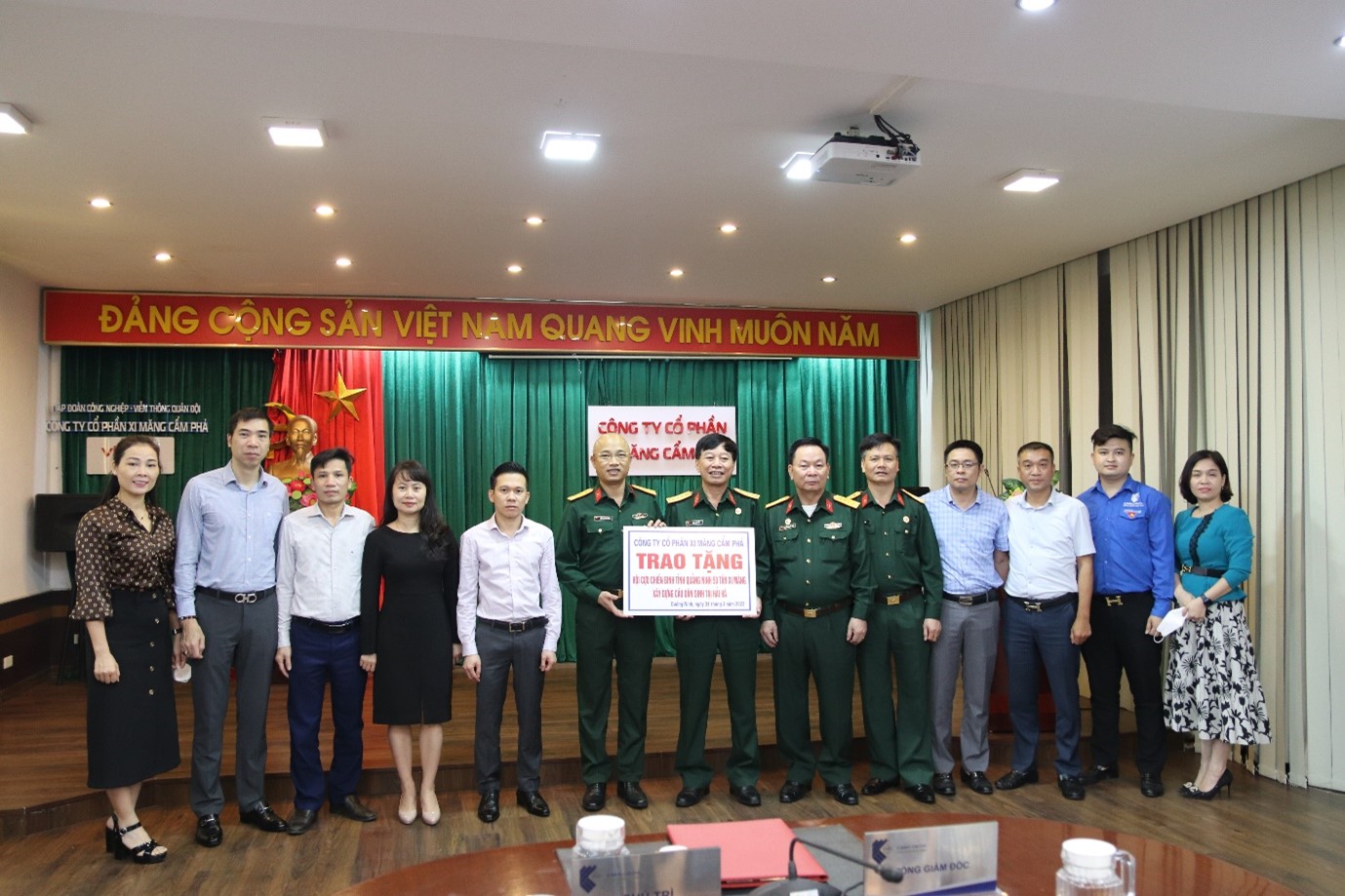 Xi măng Cẩm Phả trao tặng Hội cựu chiến binh tỉnh Quảng Ninh 50 tấn xi măng xây dựng cầu dân sinh tại Hải Hà