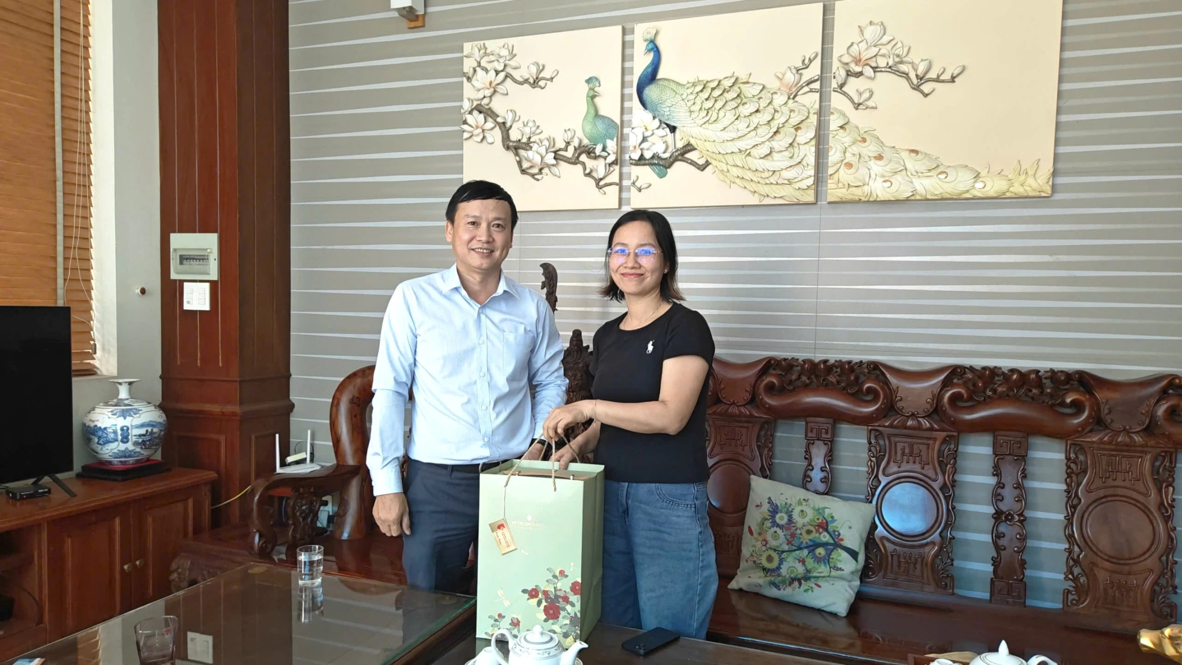 Xi măng Cẩm Phả trao quà Trung thu tới đại lý, nhà phân phối