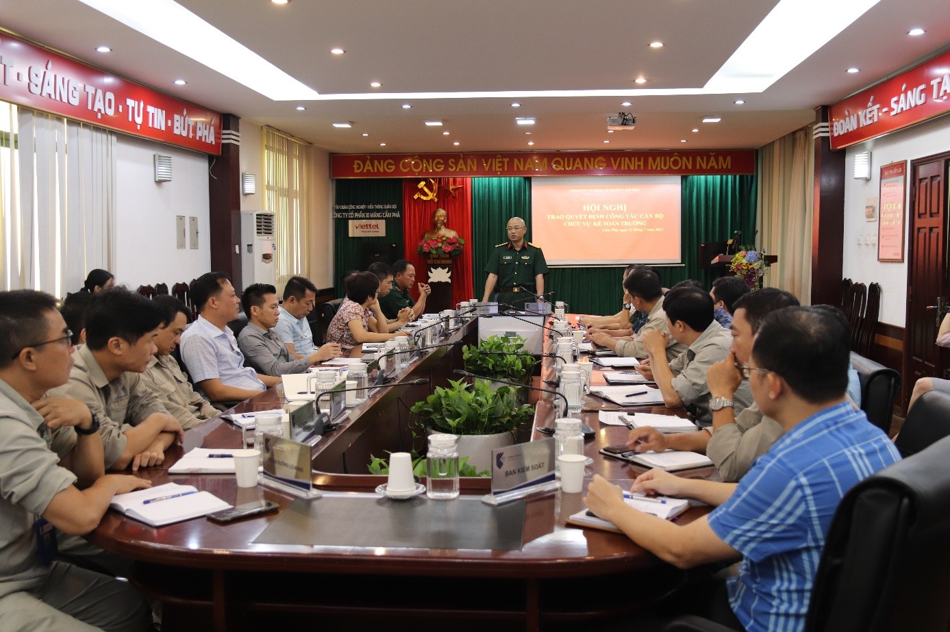 Hội nghị công bố và trao quyết định bổ nhiệm chức vụ Kế toán trưởng Công ty CP Xi măng Cẩm Phả